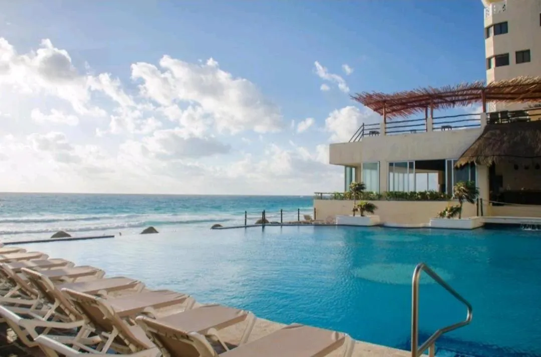 Cancun Plaza Condo Ocean Front Апартаменты