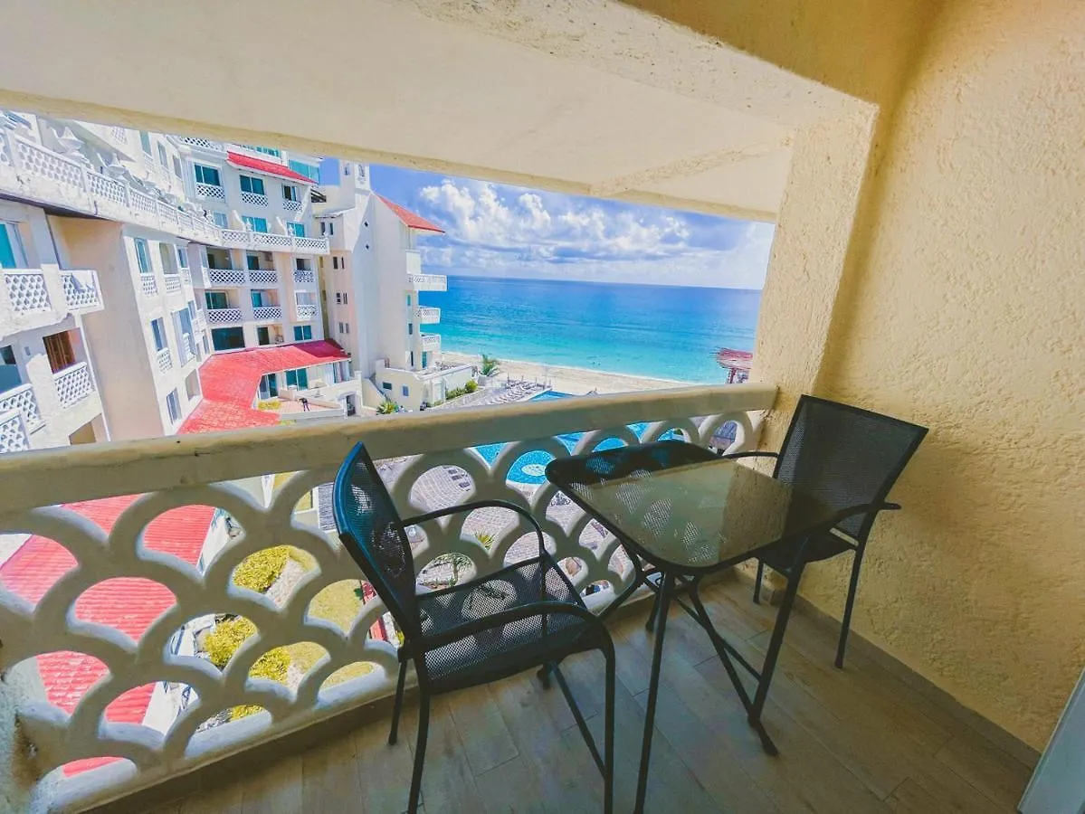 Апартаменты Cancun Plaza Condo Ocean Front